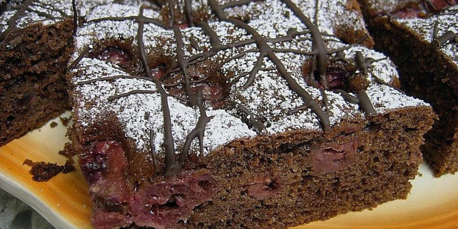 Kuchen Mit Kirschen Und Kakao