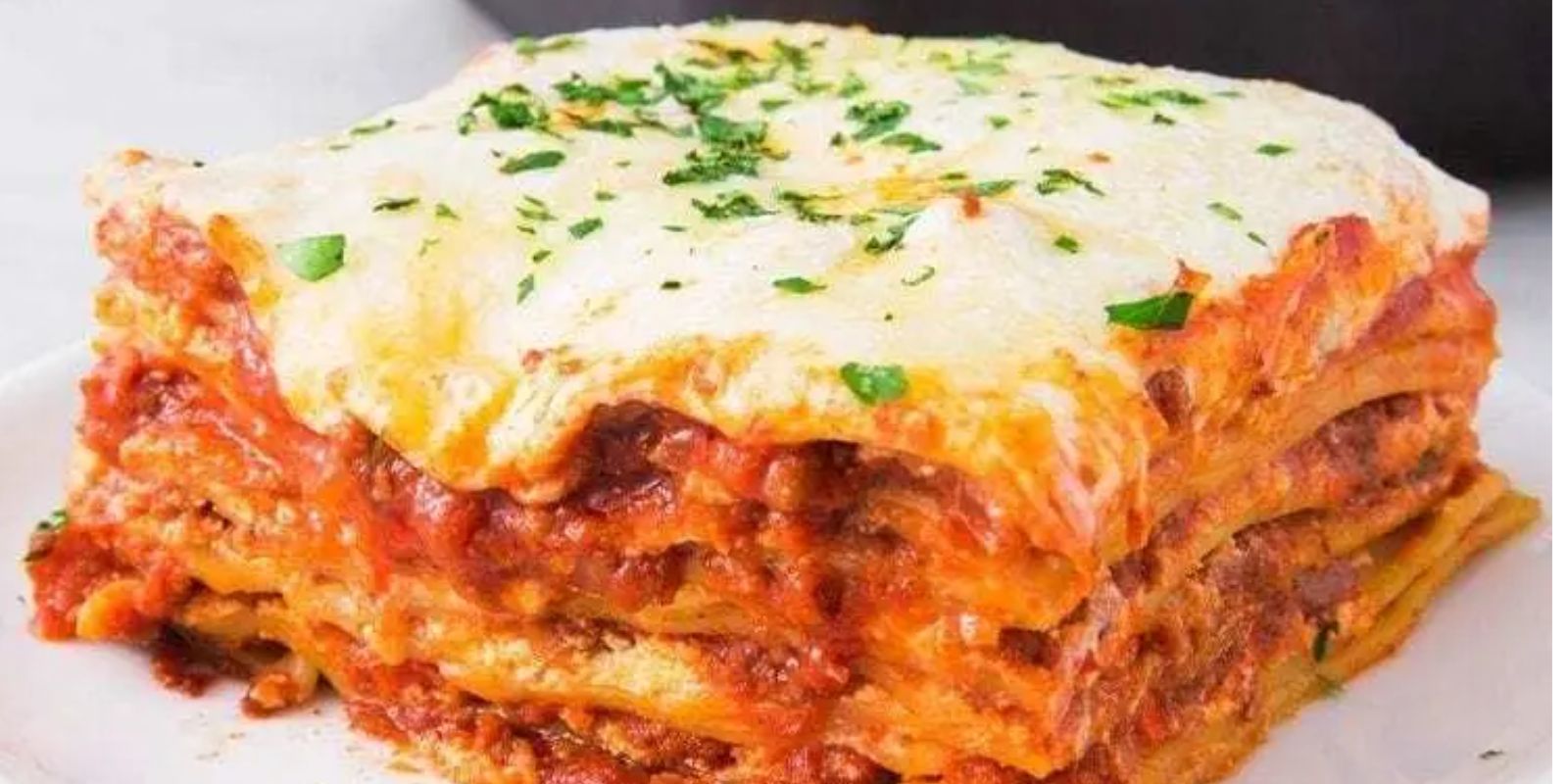 Kulinarische Raffinesse: Gerollte Lasagne mit Schinken und Pilzen