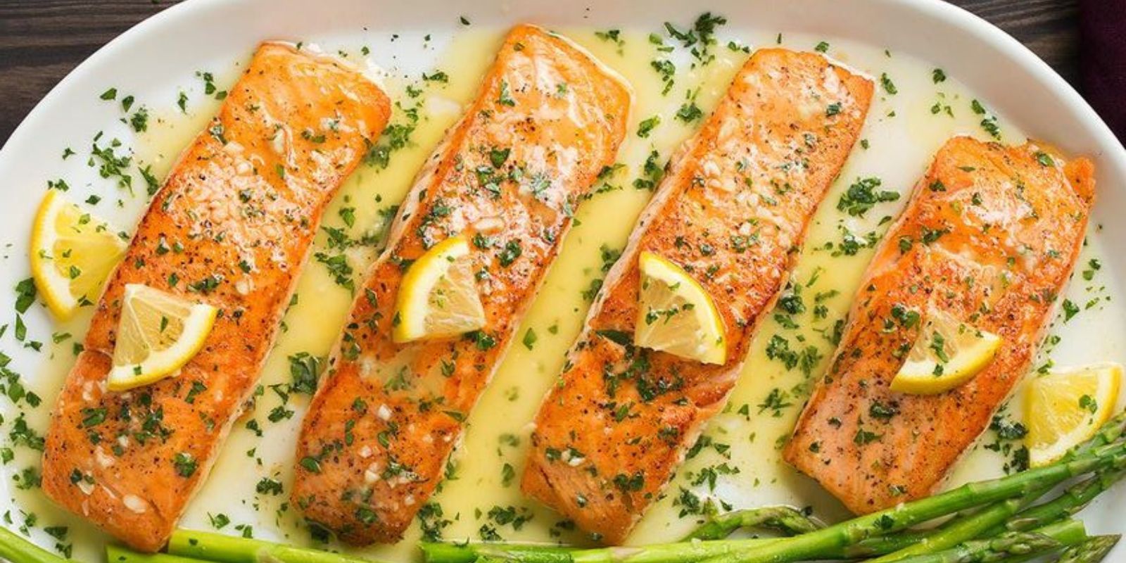 Lachs mit Knoblauchbutter und Zitrone – Ein Hauch von Frische und Würze
