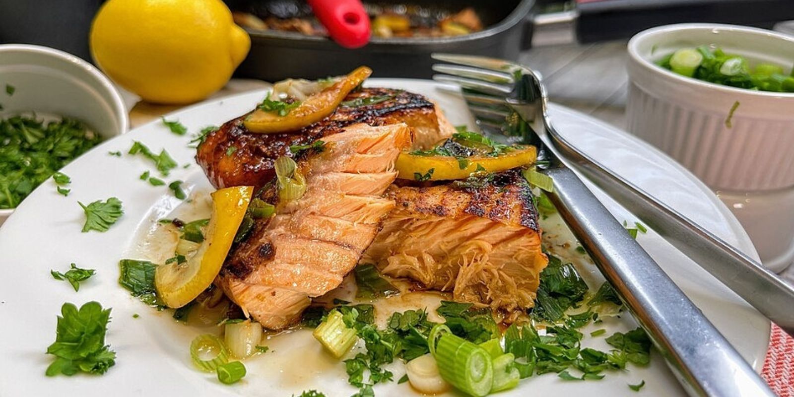 Lachs mit Knoblauchbutter und Zitrone: Ein Geschmackserlebnis der Extraklasse