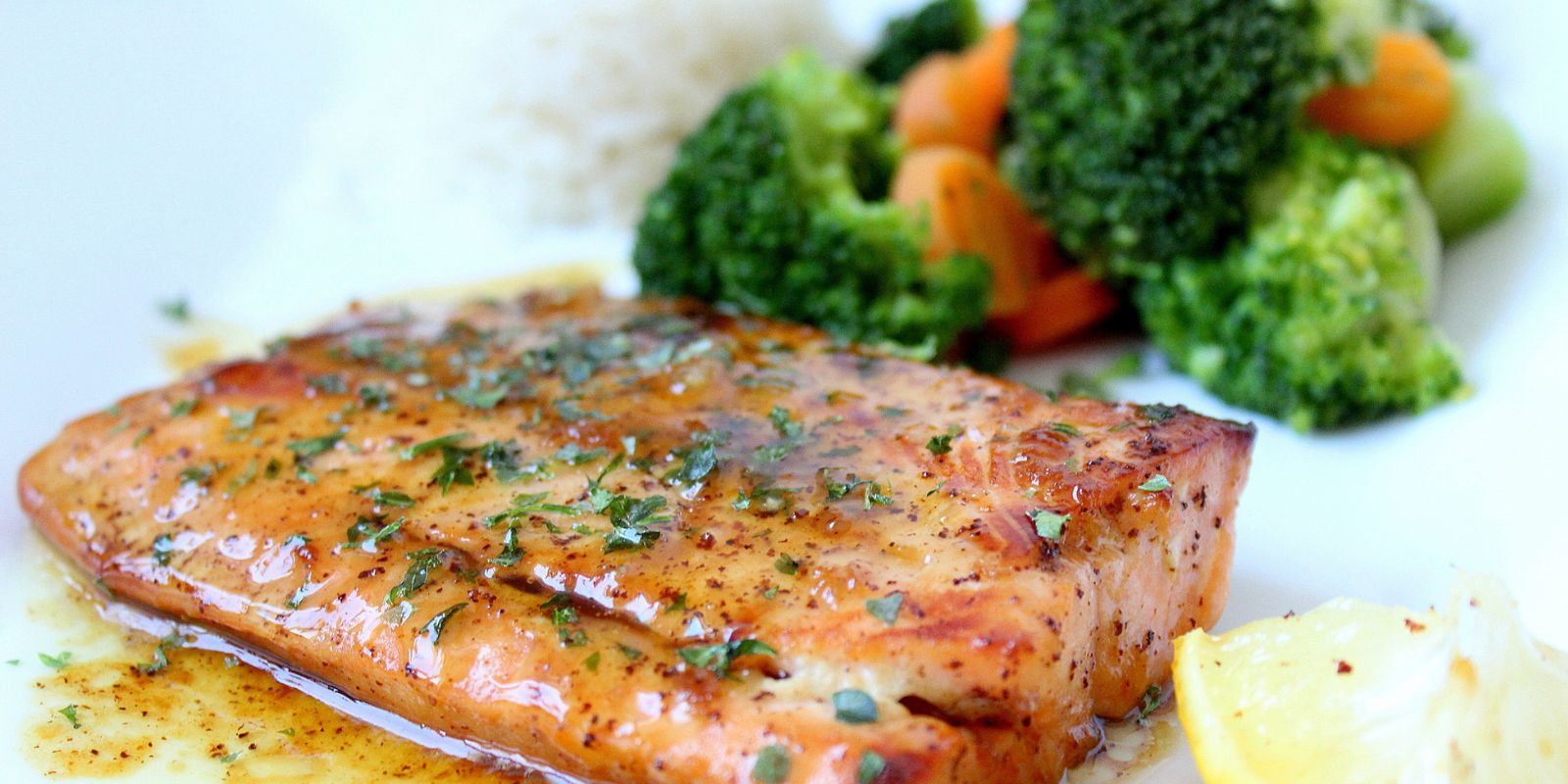 Lachs mit Knoblauchbutter und Zitrone: Ein Geschmackserlebnis der Extraklasse