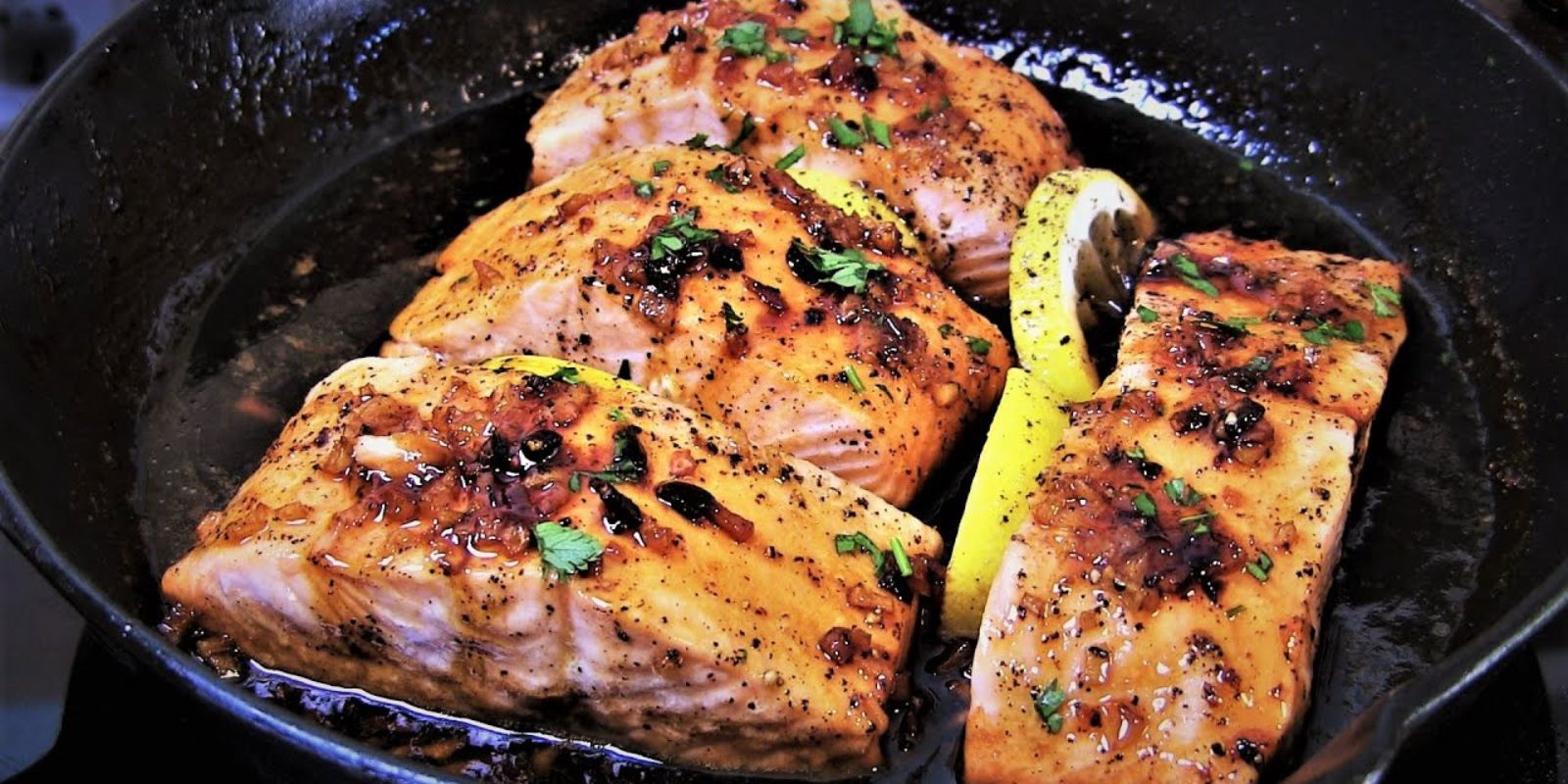 Lachs mit Knoblauchbutter und Zitrone