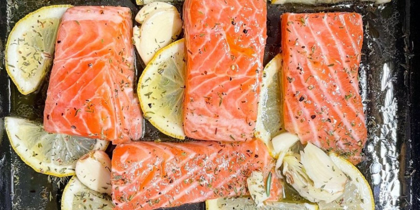 Lachs mit Knoblauchbutter und Zitrone