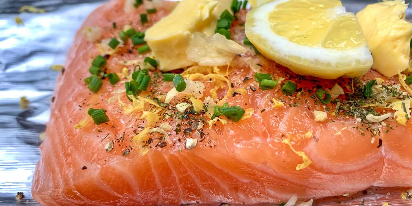 Lachs mit Knoblauchbutter und Zitrone