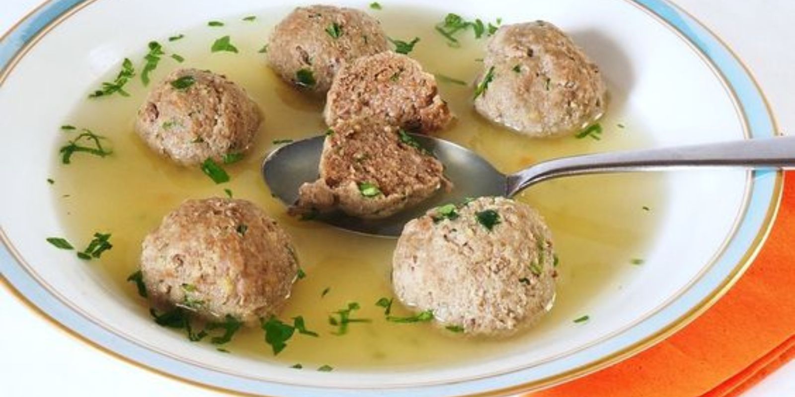 Leberknödelsuppe nach Omas Rezept: Ein Klassiker mit Liebe zubereitet