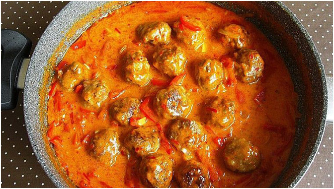 Lecker Hackbällchen in Paprikarahmsauce