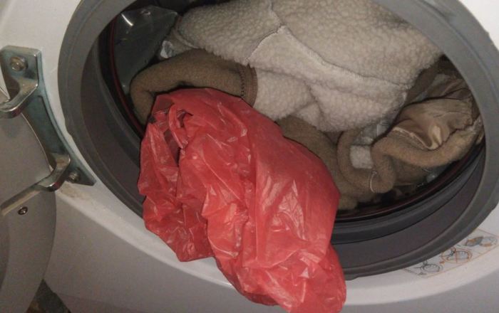 Legen Sie eine Plastiktüte in die Waschmaschine