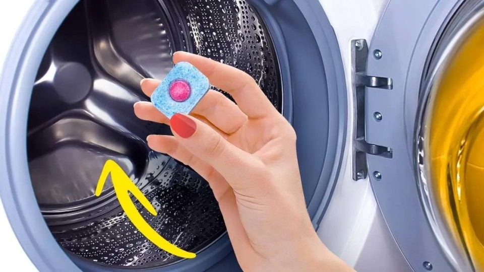 Legen Sie eine Spülmaschinentab in die Waschmaschine