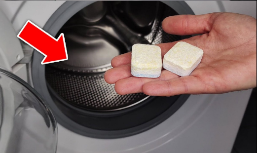 Legen Sie eine Spülmaschinentab in die Waschmaschine