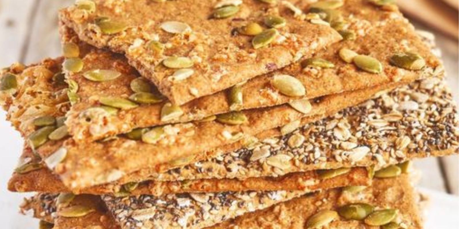 Leicht, gesund und perfekt als Snack! Cracker zu Hause zuzubereiten ist sehr einfach