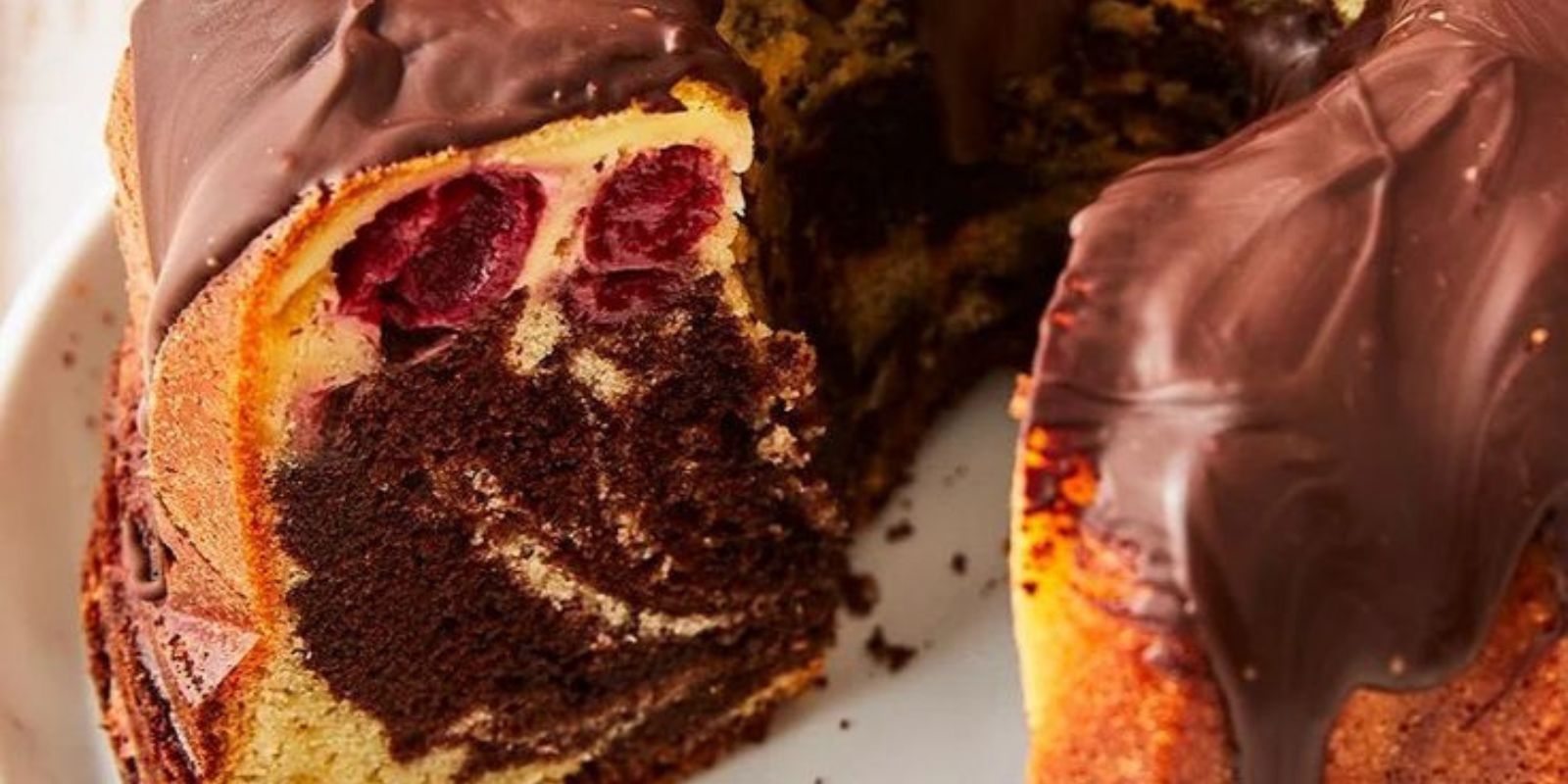 MARMORBLECHKUCHEN MIT KIRSCHEN