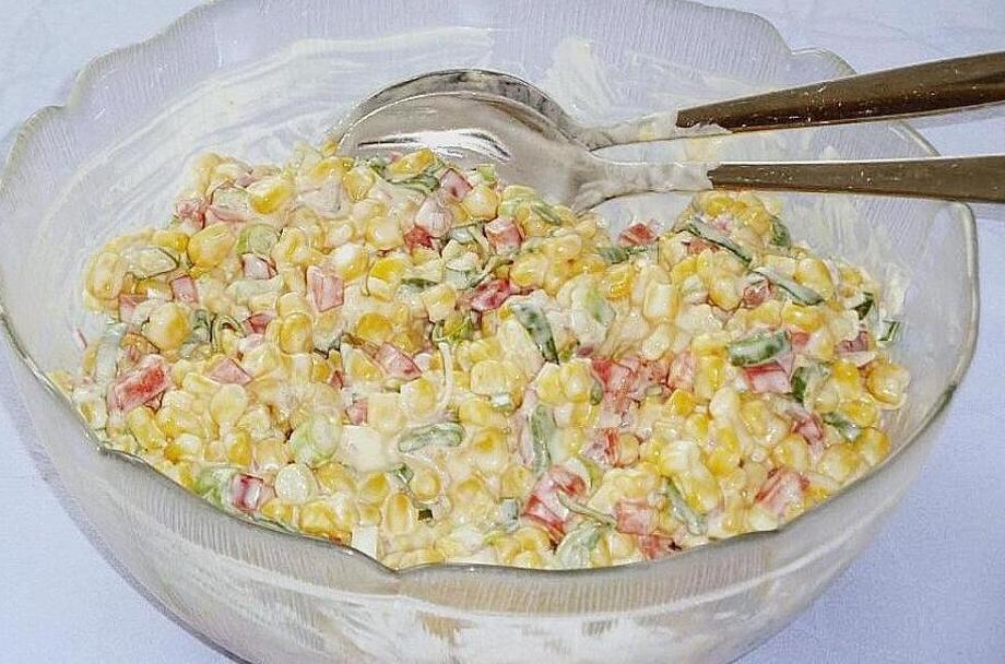 Mais Paprikasalat mit Sauerrahmdressing