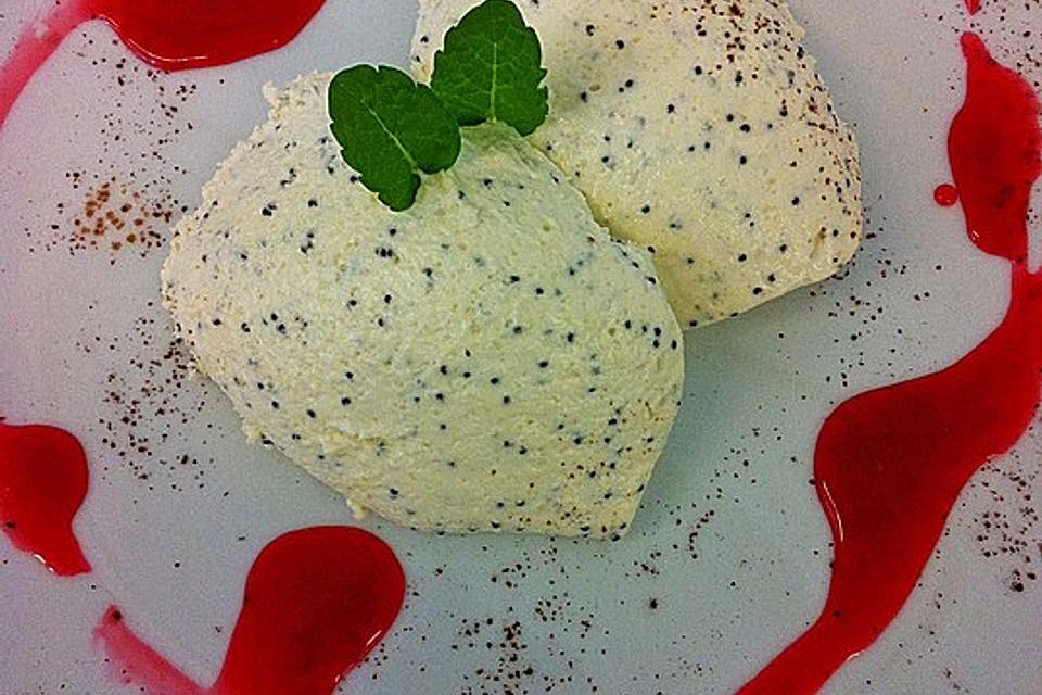 Marzipan-Mohn-Mousse mit Himbeersauce