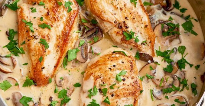 Mediterrane Putenschnitzel mit Zucchini und Feta