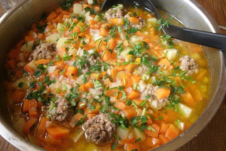 Möhreneintopf mit Hackfleischbällchen