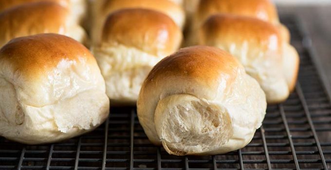 Milchbrötchen backen