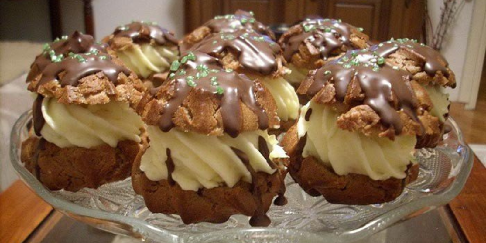 Mini Windbeutel mit Vanillecreme und Schokolade