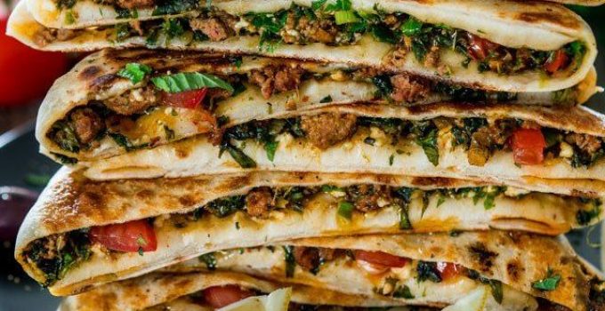 Mit Hack und Feta gefüllte Pitabrote