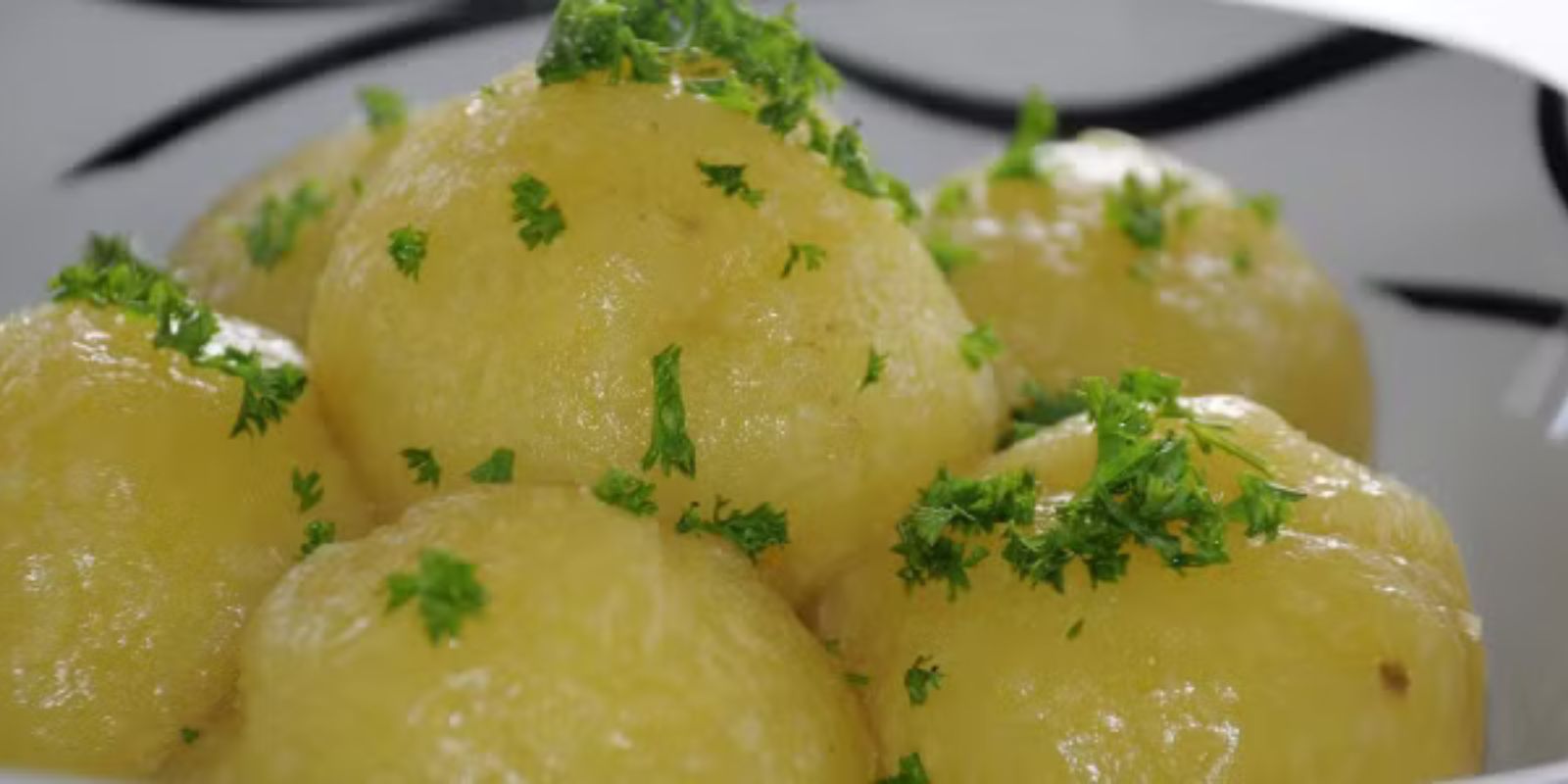 Mit Kartoffeln und Speck gefüllte Knödel: das Rezept für ein leckeres und schmackhaftes Abendessen