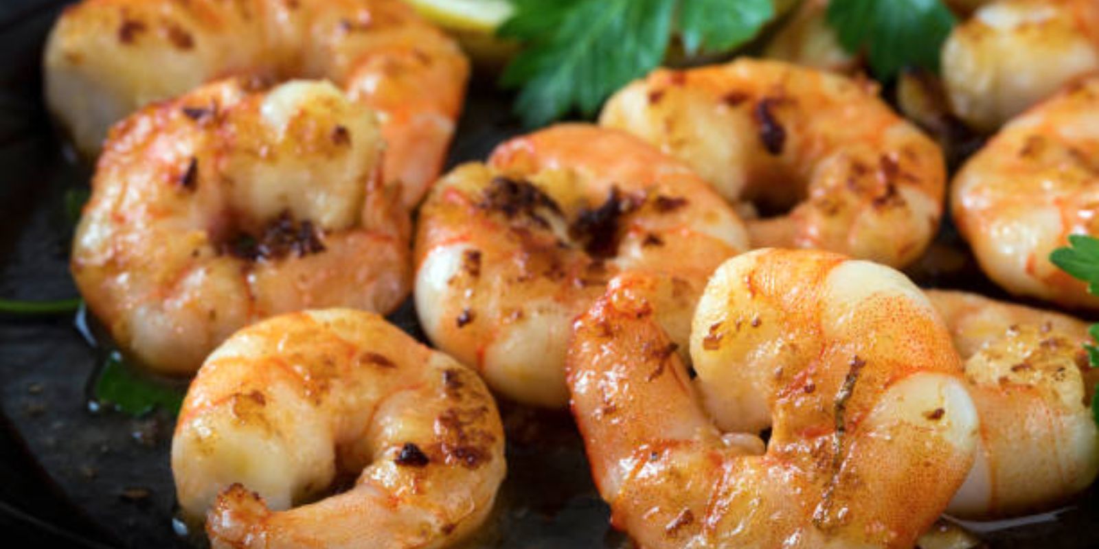 Mit Knoblauch und Petersilie sautierte Garnelen