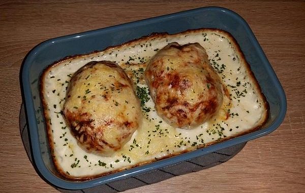 Mit Käse überbackene Kartoffeln und Schinken