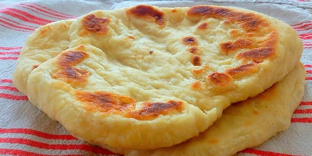 Mit Käse gefüllter schneller Langosch – kein Hefeteig, in nur 10 Minuten fertig