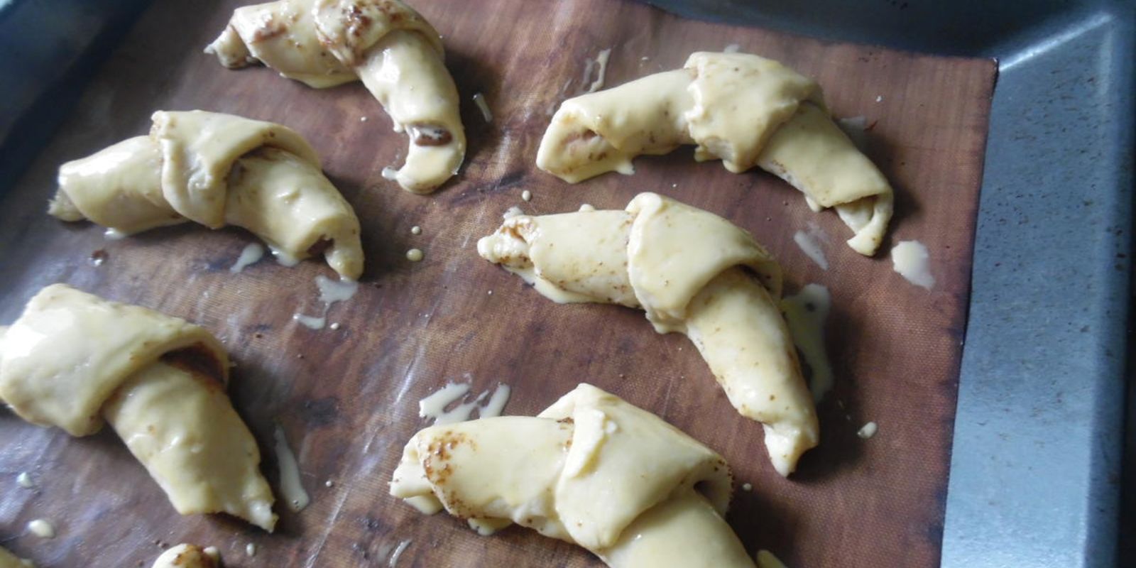 Mit Quark gefüllte Kipferl