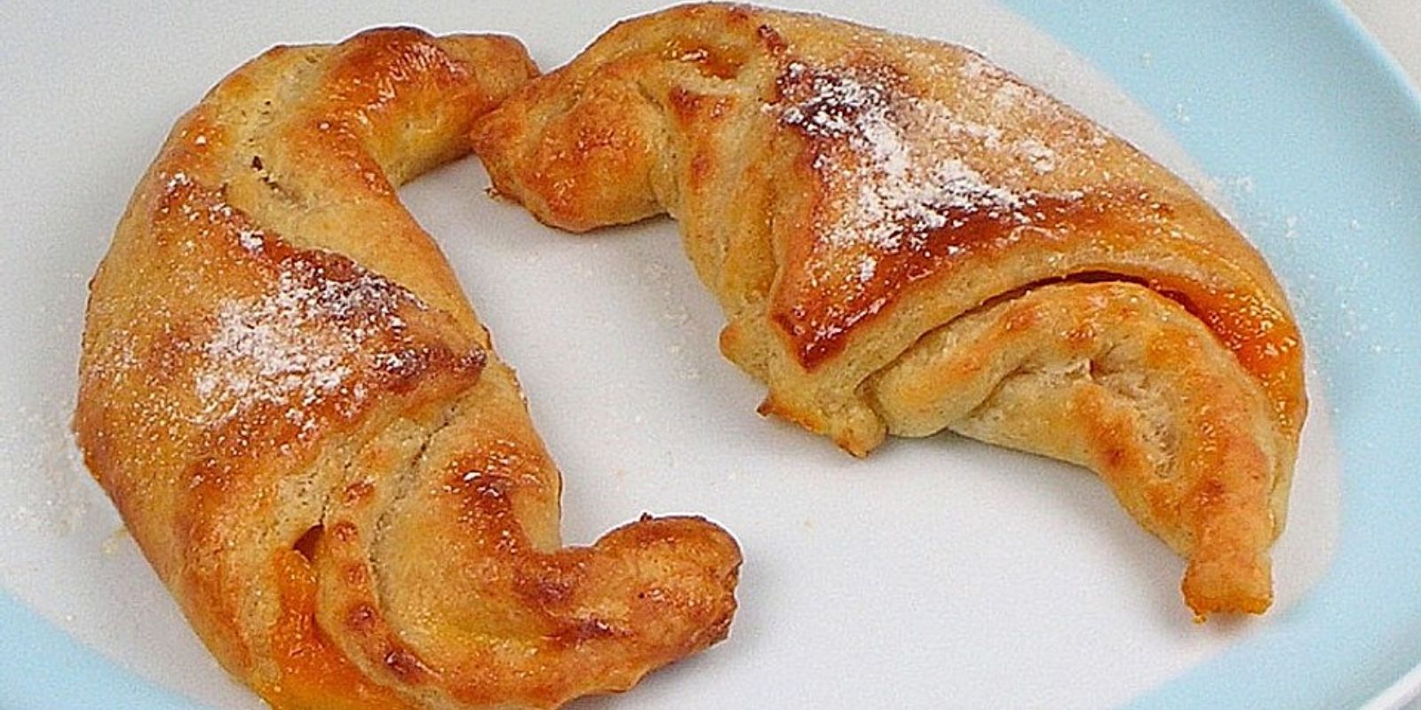 Mit Quark gefüllte Kipferl