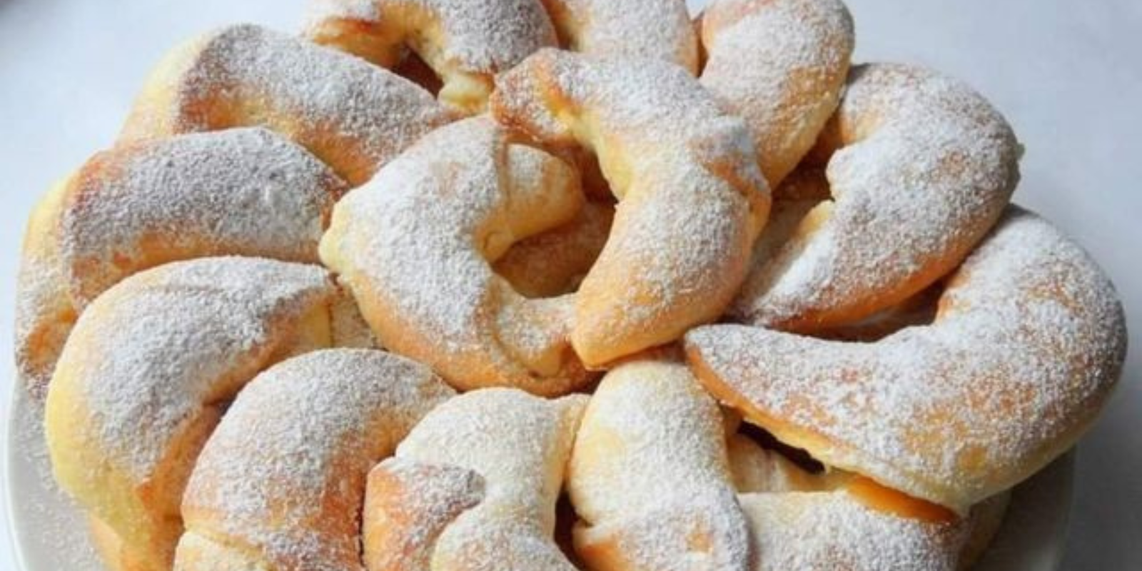 Mit Quark gefüllte Kipferl