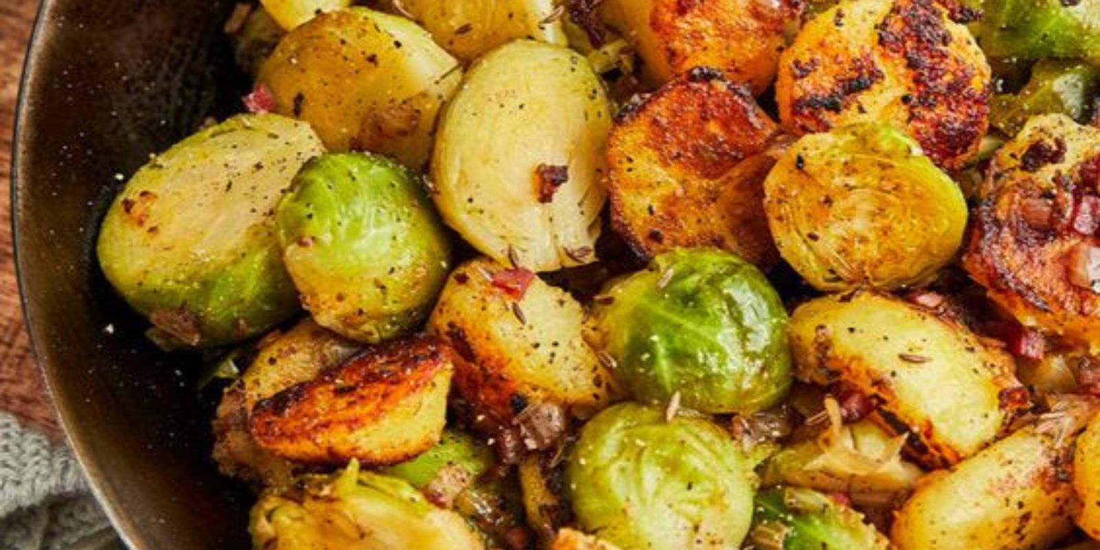 Mit Speck umwickelter Rosenkohl: eine originelle und superleckere Beilage