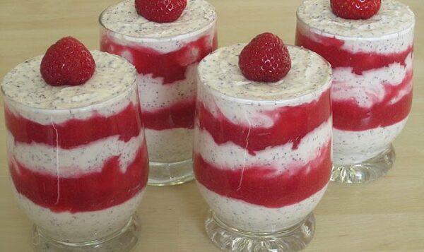 Mohn Quark mit Erdbeeren