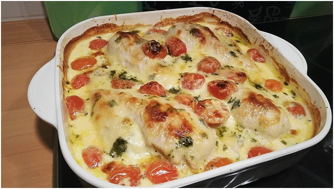 Mozzarella-Hähnchen in Basilikum-Sahnesauce. einfach