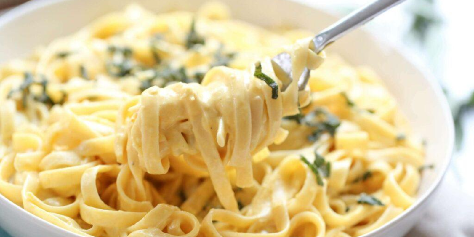 Nudeln in cremiger Knoblauch Käsesauce