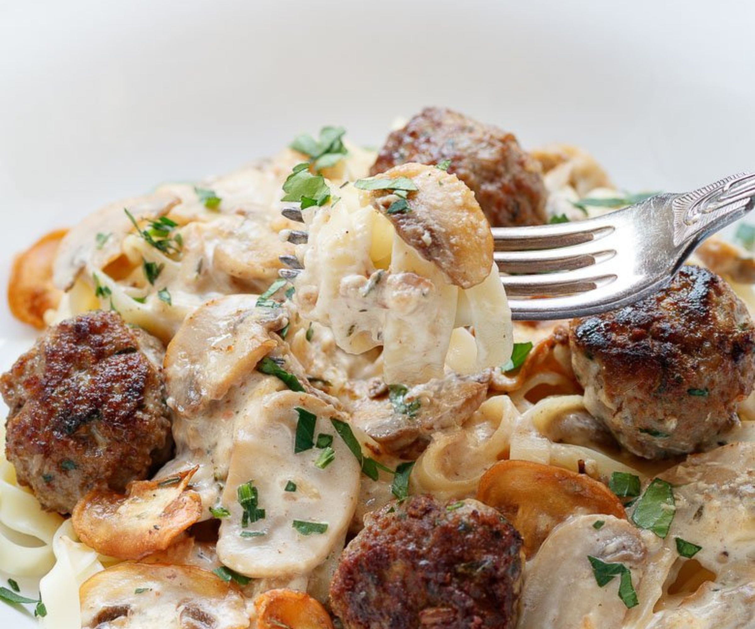 Nudeln mit Pilzsoße und Hackbällchen: Ein Genuss für die Sinne