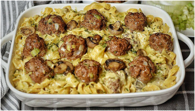 Nudeln mit Pilzsoße und Hackbällchen