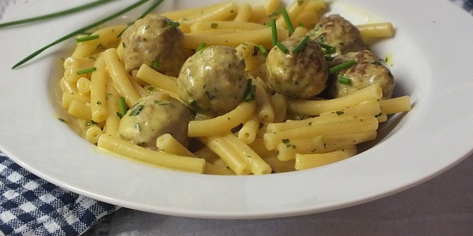 Nudeln mit Pilzsoße und Hackbällchen