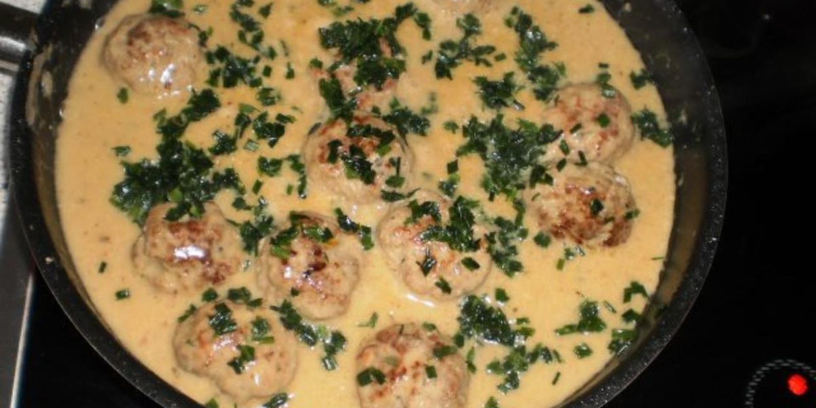 Nudeln mit Pilzsoße und Hackbällchen