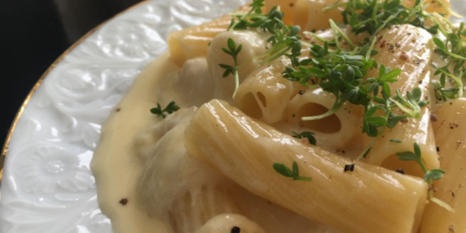 Nudeln mit cremiger Knoblauch-Käsesoße, die ihr lieben werdet
