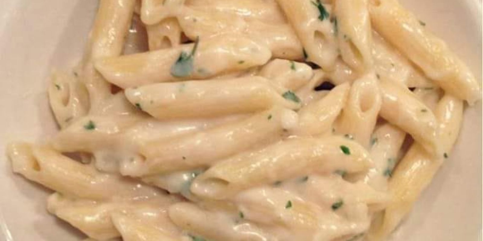 Nudeln mit cremiger Knoblauch-Käsesoße, die ihr lieben werdet