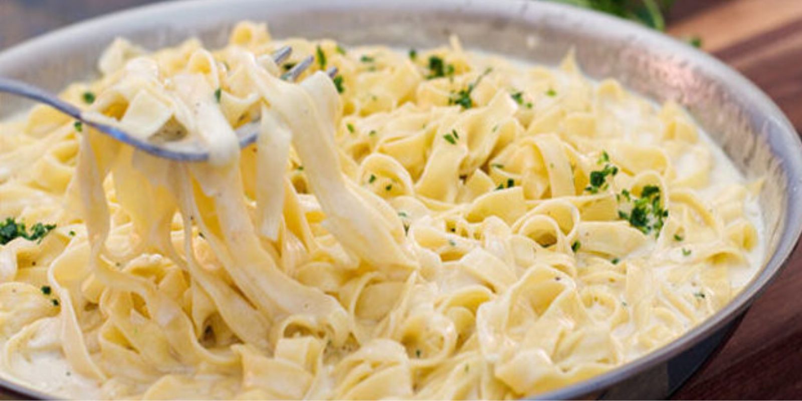 Nudeln mit cremiger Knoblauch-Käsesoße