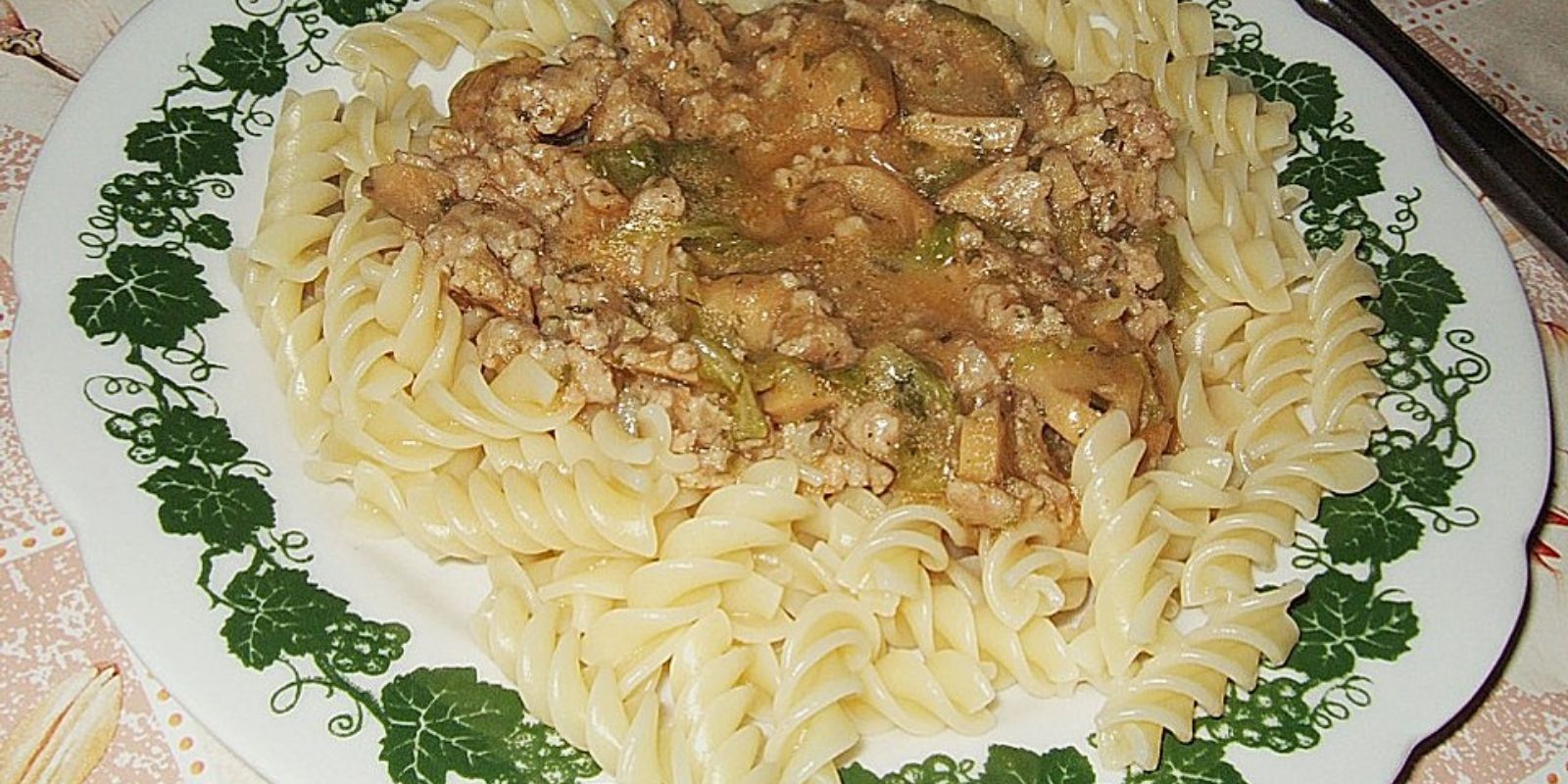 Nudelpfanne mit Gehacktes und Pilzen