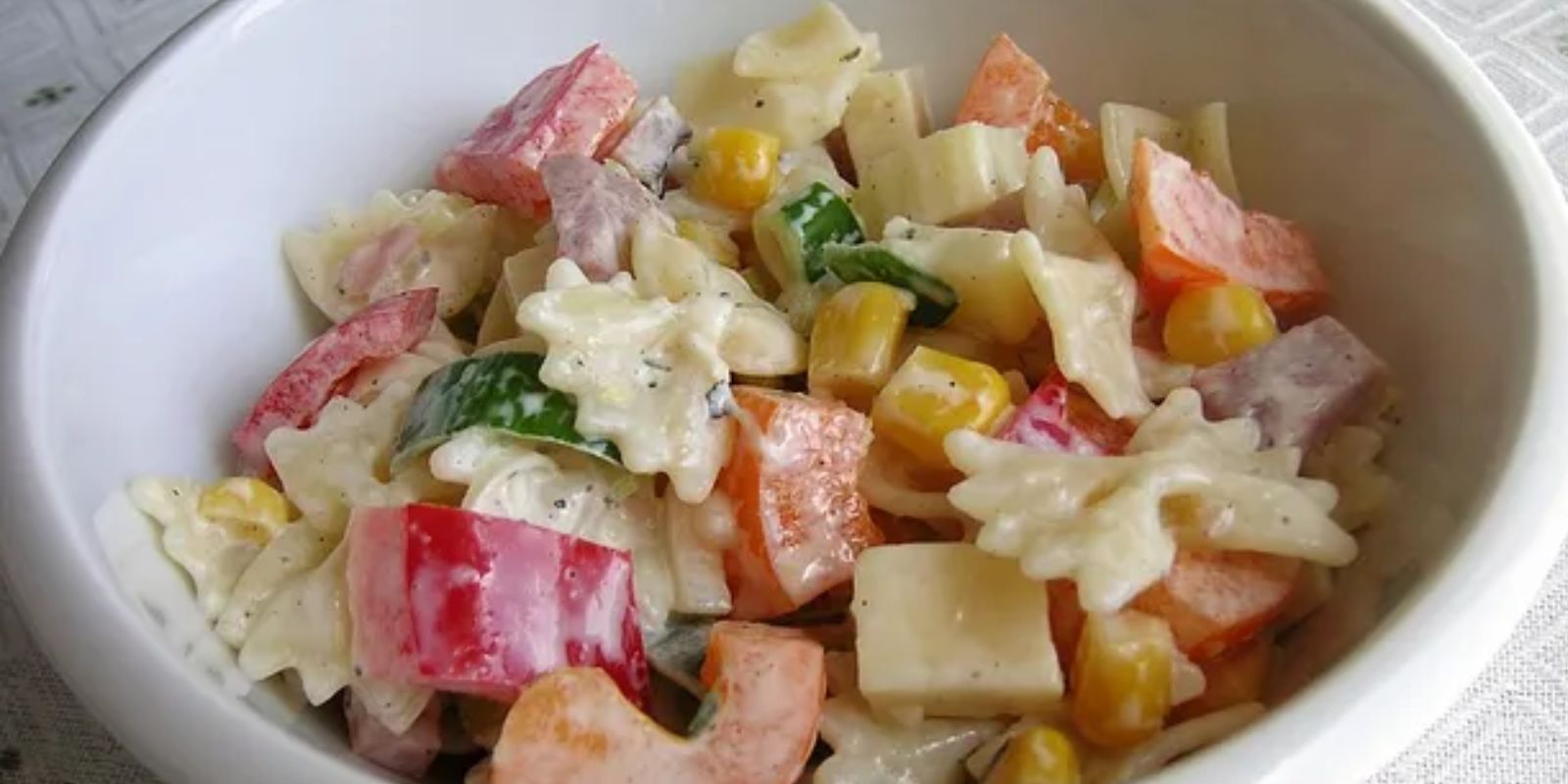 Nudelsalat mit Schinken und Käse