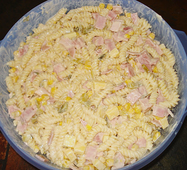 Nudelsalat mit lecker Geheimsoße (Nudelsalat mit Mais, Rindfleisch, Käse, Gurken)