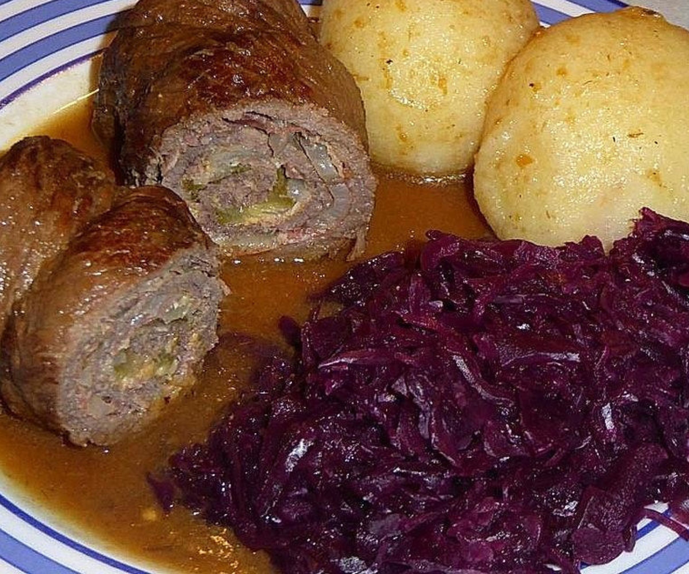 Omas Rinderrouladen mit Speck, Gürkchen, Zwiebeln und Hack: Ein Klassiker der deutschen Küche