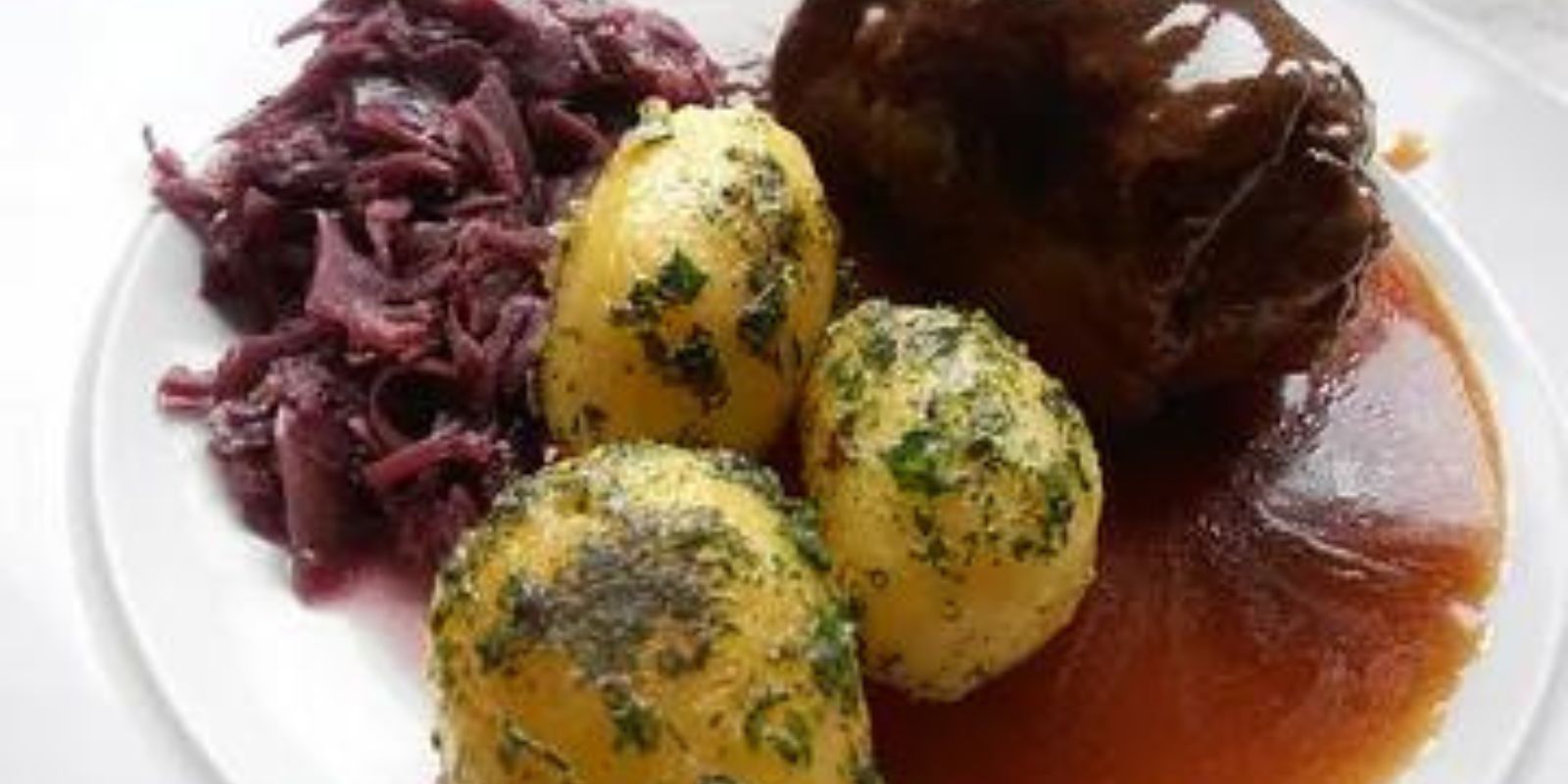 Omas Rinderrouladen mit Speck, Gürkchen, Zwiebeln und Hack