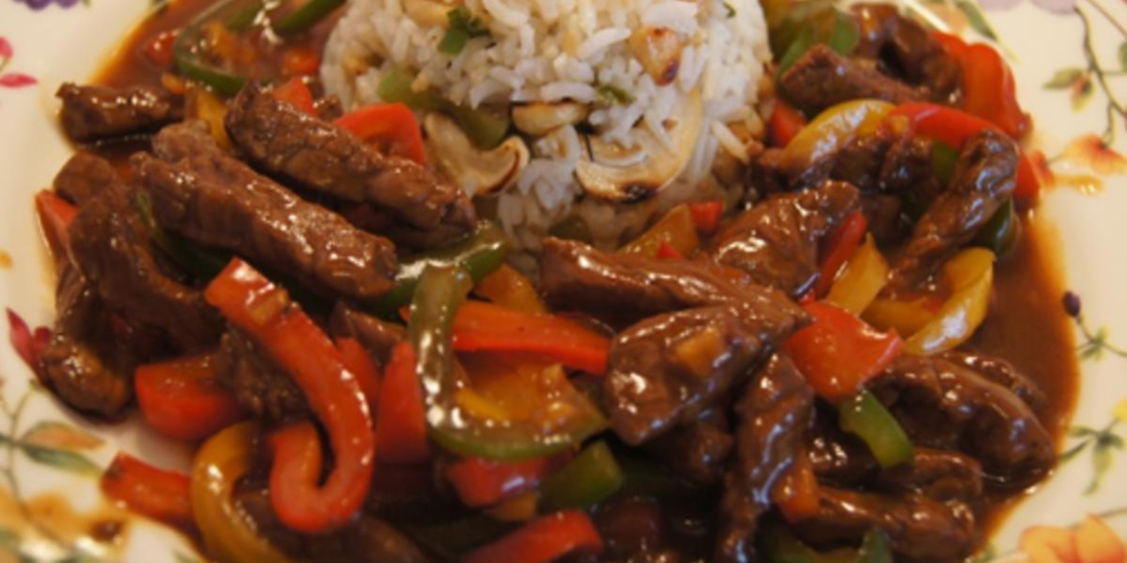 Omas Rindfleisch mit Zwiebeln und Paprika