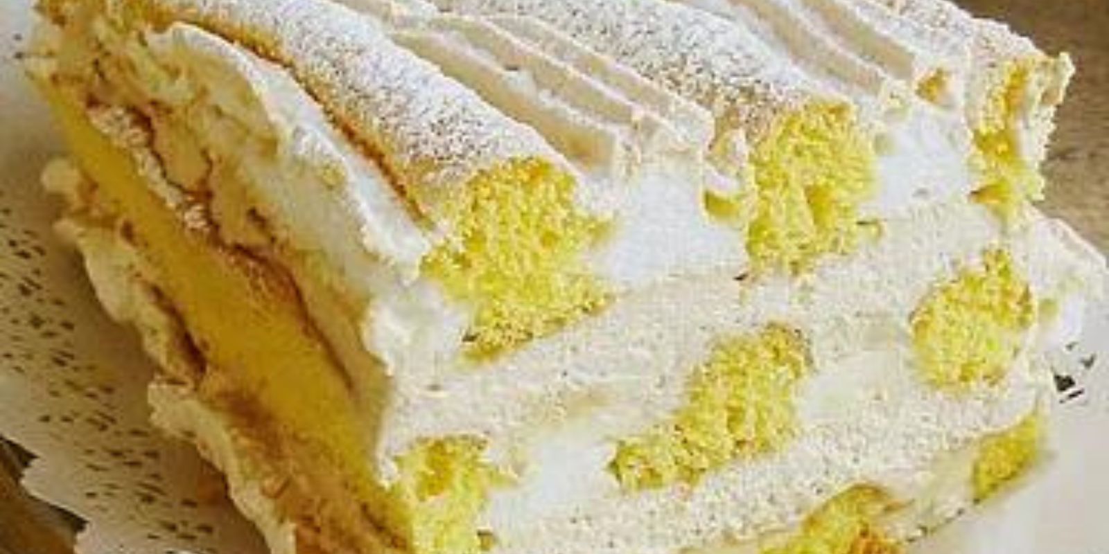 Omas Wiener Kardinalschnitte ist so leicht und flaumig, dass sie regelrecht auf der Zunge zergeht!