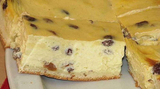 Omas cremiger Schmandkuchen mit Pudding