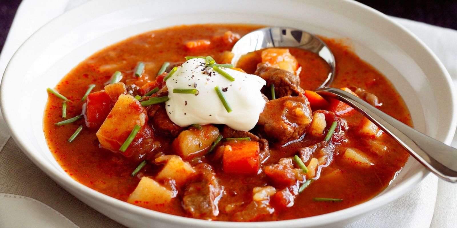 Omas deftige Gulaschsuppe: Ein Herzhafter Genuss aus der Kindheit