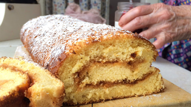 Omas geheimrezept für wirklich flaumige biskuitroulade